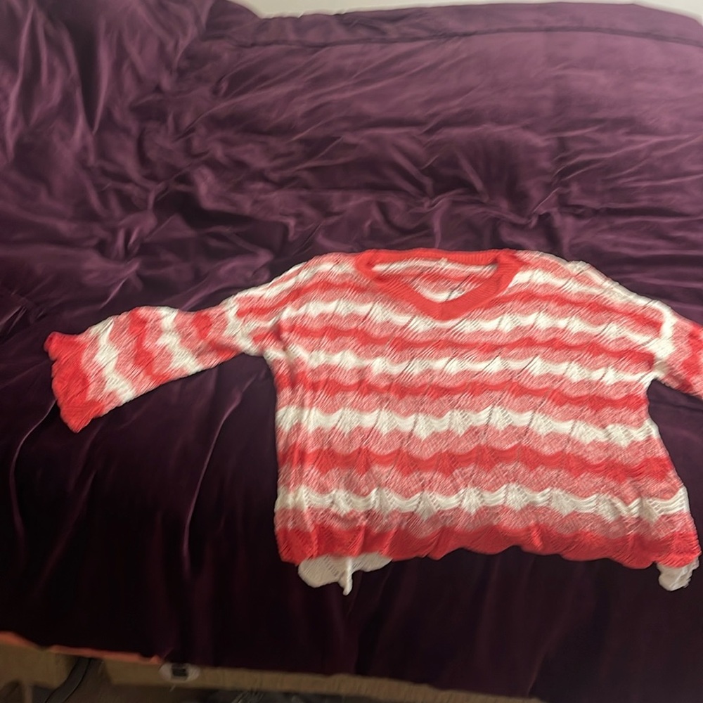 Easel V neck sweater lightweight muted red/white bell sleeve. sz Small